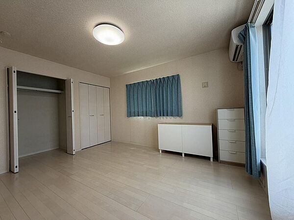 広さが魅力の９帖洋室。寝室や趣味の部屋など多目的に活用できます。