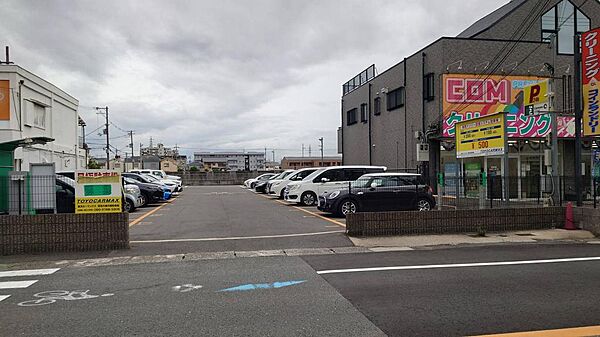 物件の向かいにあるコインパーキング。友人や家族も招きやすい