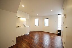 カラスヤマテラスEW 1階ワンルームのリビング/ダイニング