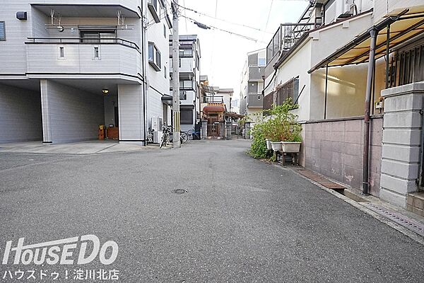 ■■本日内覧可能■■阪急宝塚線「三国」駅徒歩15分！土地面積：55.87平米・延床面積：54.75平米・玄関門扉あり◎駐輪スペースも確保されています。2階建・4DK・南西向きにつき明るいお家。