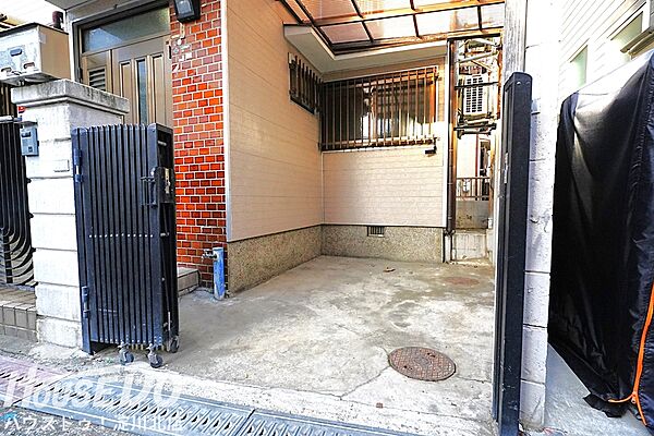 ■■本日内覧可能■■阪急宝塚線「三国」駅徒歩15分！土地面積：55.87平米・延床面積：54.75平米・玄関門扉あり◎駐輪スペースも確保されています。2階建・4DK・南西向きにつき明るいお家。