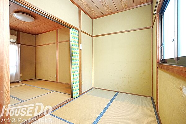 ■■本日内覧可能■■阪急宝塚線「三国」駅徒歩15分！土地面積：55.87平米・延床面積：54.75平米・玄関門扉あり◎駐輪スペースも確保されています。2階建・4DK・南西向きにつき明るいお家。