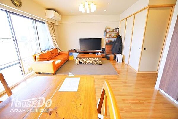 ■■内覧予約受付中 ■■リビングに面したバルコニーは自在に動かすことができるフレキシブルサッシを採用。中央から両サイドに開けることでより開放的に！光溢れる明るく気持ちのいい空間です◎