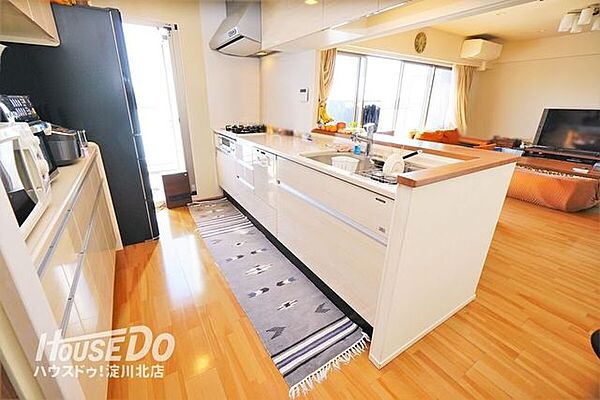 ■■内覧予約受付中 ■■家族を身近に感じられる対面式のシステムキッチン。天板にはインテリア性が高くお手入れのしやすい人造大理石を使用しています◎