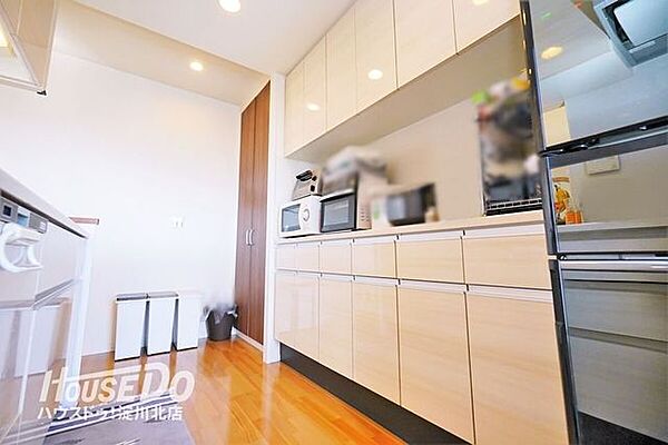 ■■内覧予約受付中 ■■キッチン背面のカップボードは上部にも収納スペースのある優れもの♪新築時に設置されているため、キッチンと同色で統一されており、サイズもピッタリ♪