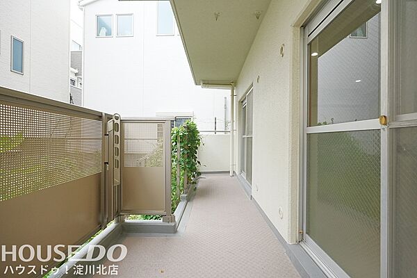 ■■本日内覧可能■■阪急神戸線「神崎川」駅徒歩9分・1階部分・角住戸・南向き専用庭付き・2026年6月リフォーム済！リビング広々16.5帖！全室採光の2LDK・落ち着いた住環境が魅力的◎