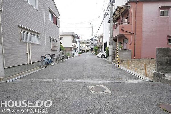 前面道路含む現地写真■■本日内覧可能■■阪神本線「千船」駅徒歩5分！2026年5月フルリフォーム済！エアコン2台設置済・1階に水廻りが集結◎開口部も多く明るい室内！お気軽にお問い合わせください♪