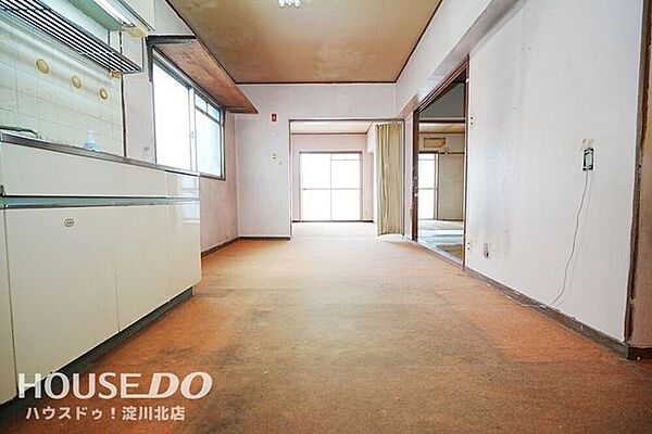 ■■本日内覧可能■■阪急各線「十三」駅徒歩6分！商業施設が充実している十三エリア駅からすぐの立地が魅力的♪リフォームは必須ですが、お好みの間取りを作ってみたい方や収益用物件としてもおすすめ！