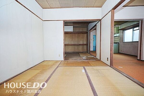 ■■本日内覧可能■■阪急各線「十三」駅徒歩6分！商業施設が充実している十三エリア駅からすぐの立地が魅力的♪リフォームは必須ですが、お好みの間取りを作ってみたい方や収益用物件としてもおすすめ！