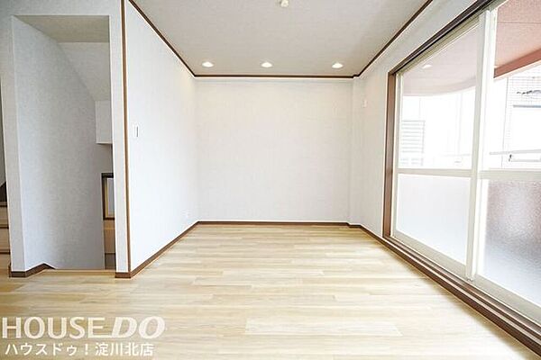 リビング■■本日内覧可能■■阪急神戸線「神崎川」駅徒歩13分！2001年8月築・鉄骨造3階建・2台駐車可・伸縮門扉あり♪ 2026年4月内外装ともにリフォーム済・リビング21.5帖・浴室乾燥暖房あり