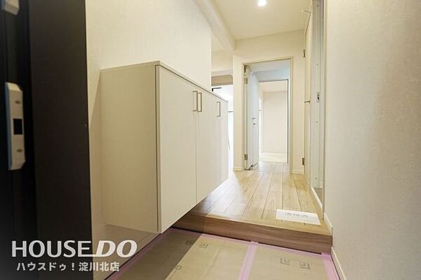 ■■本日内覧可能■■玄関スペースにはフロートタイプの下足箱が設置されています。よく使う靴もサッと脇に寄せられるので急な来客も安心。カウンターの上には鍵を置いたり、小物を飾ったりと個性を演出できます。