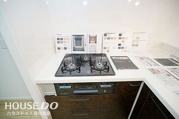 ■■本日内覧可能■■2026年6月フルリフォーム！L字型のシステムキッチンの背面には奥行きのあるパントリーを新設◎冷蔵庫もこちらに設置することができるので、キッチン周りがすっきり整います♪