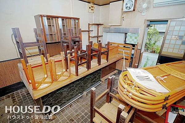 ■■本日内覧可能■■阪急神戸線「神崎川」駅まで徒歩5分！古民家風の外観がお洒落な店舗付住宅♪これから事業を始める方におすすめです！1階（店舗）2階（和室・洋室）キッチン・トイレあり