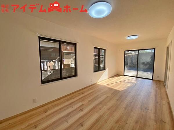 大きく開いた窓からは、明るい陽射しが射し込みます。 自然と家族が集まる空間です。