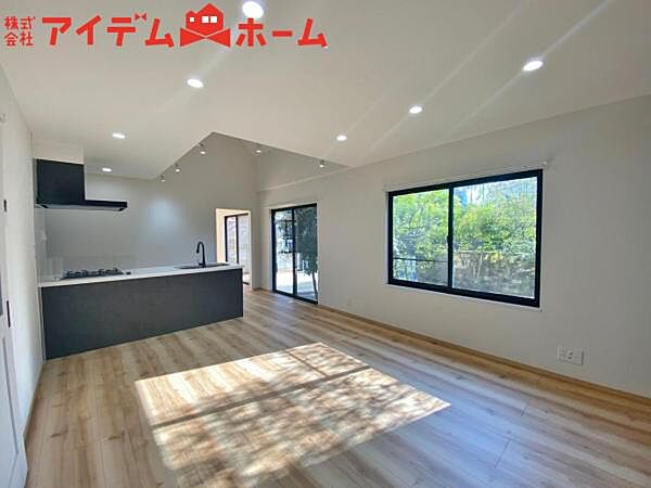 大きく開いた窓からは、明るい陽射しが射し込みます。 自然と家族が集まる空間です。