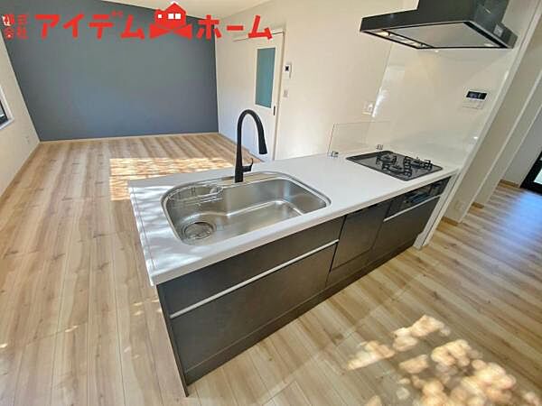 ダイニングを見渡せる、 使い勝手の良いシステムキッチン。