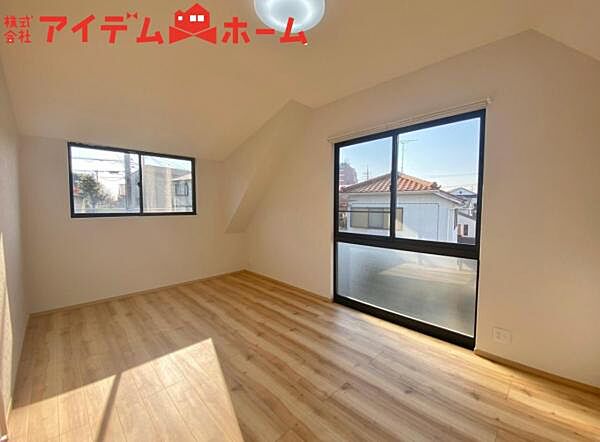2面採光がとれる主寝室は南側に窓を設けているため 一日中明るく、気分も明るくなります！