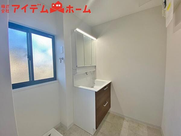 ゆとりの洗面スペースで朝の身支度も快適スムーズ。 鏡の裏にはたっぷりと収納を装備！