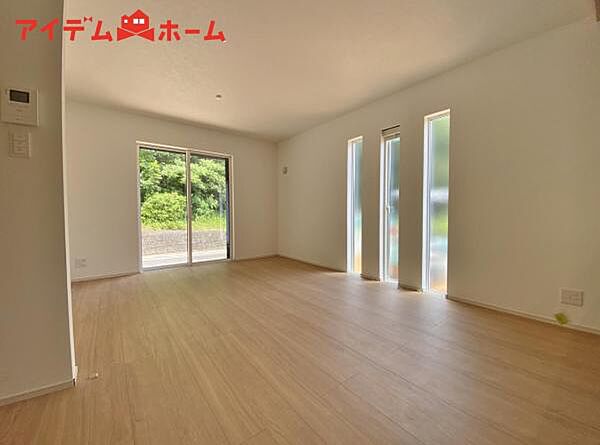 大きく開いた窓からは、明るい陽射しが射し込みます。 自然と家族が集まる空間です。