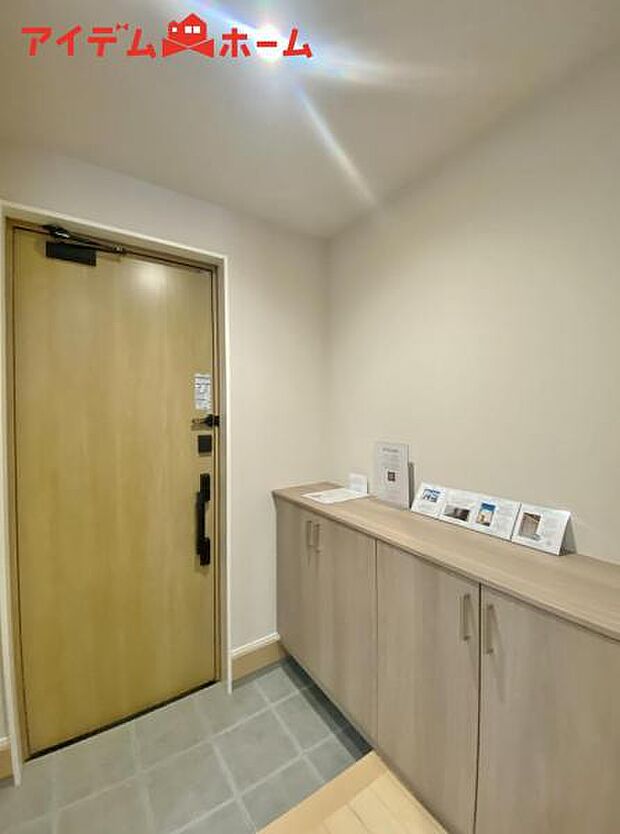 シンプル且つモダンなエントランス＆ホール 訪れる人を心地よく迎え入れてくれます。