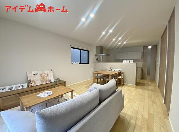 キッチンで家事をしていても いつでも家族が近くに感じられるLDK。