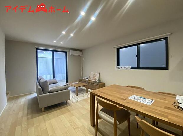 大きく開いた窓からは、明るい陽射しが射し込みます。 自然と家族が集まる空間です。