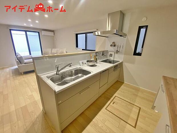 ダイニングを見渡せる、 使い勝手の良いシステムキッチン。