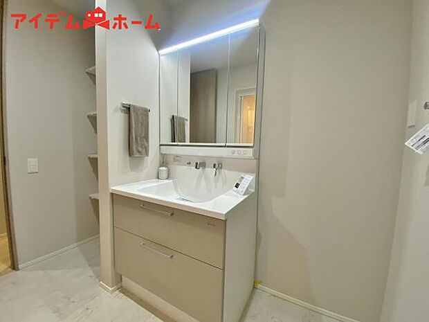 ゆとりの洗面スペースで朝の身支度も快適スムーズ。 鏡の裏にはたっぷりと収納を装備