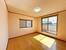 寝室：2面採光がとれる主寝室は南側に窓を設けているため 一日中明るく、気分も明るくなります！
