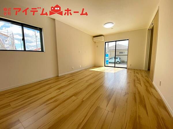 広々リビングは、陽当りが良く、部屋いっぱいに 明るい陽光が広がります。