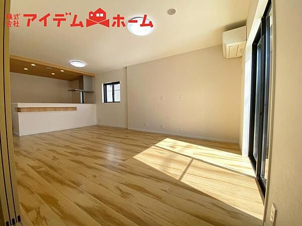 大きな窓から心地よい陽射しが室内に行き渡り、 くつろぎの空間が広がります。