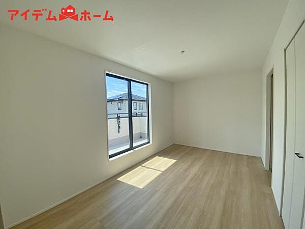 2面採光がとれる主寝室は南側に窓を設けているため 一日中明るく、気分も明るくなります！