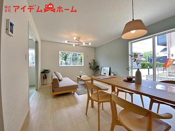 5号棟 大きく開いた窓からは、明るい陽射しが射し込みます。 自然と家族が集まる空間です。