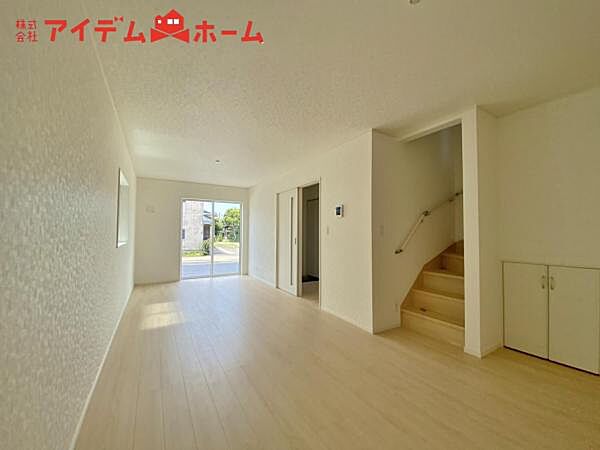 3号棟 広々リビングは、陽当りが良く、部屋いっぱいに 明るい陽光が広がります。