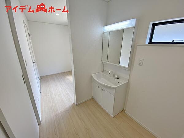 2号棟 ゆとりの洗面スペースで朝の身支度も快適スムーズ。 鏡の裏にはたっぷりと収納を装備！