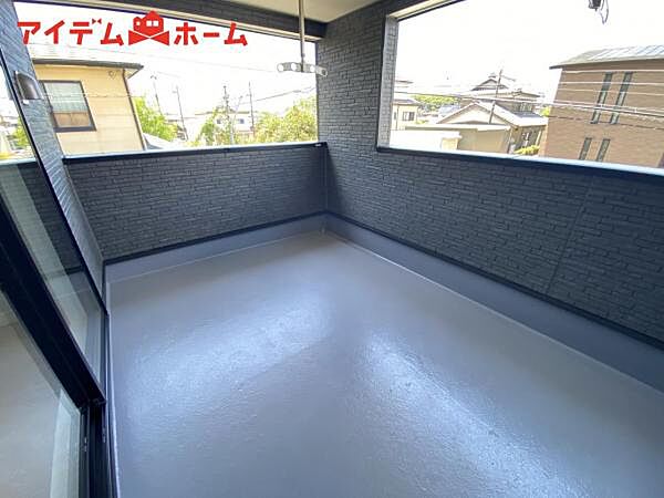 2号棟 南向きで陽当りの良いバルコニーは、 お洗濯が楽しくなりますね！