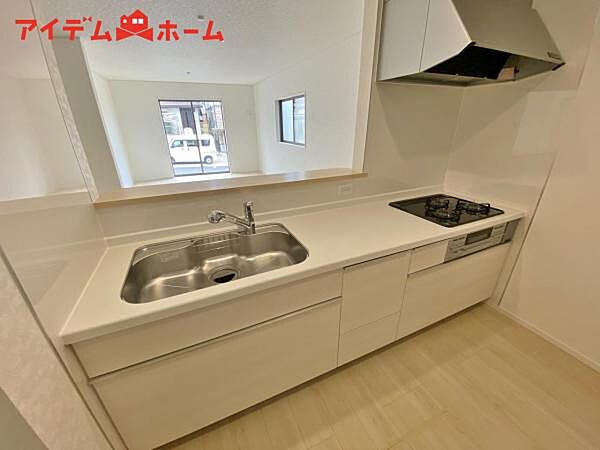 ダイニングを見渡せる、 使い勝手の良いシステムキッチン。