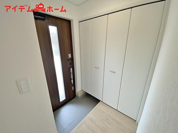 シンプル且つモダンなエントランス＆ホール！ 訪れる人を心地よく迎え入れてくれます。