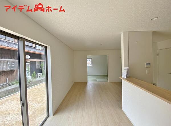 大きく開いた窓からは、明るい陽射しが射し込みます。 自然と家族が集まる空間です。