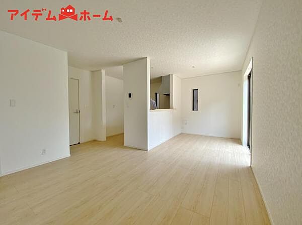 大きな窓から心地よい陽射しが室内に行き渡り、 くつろぎの空間が広がります。