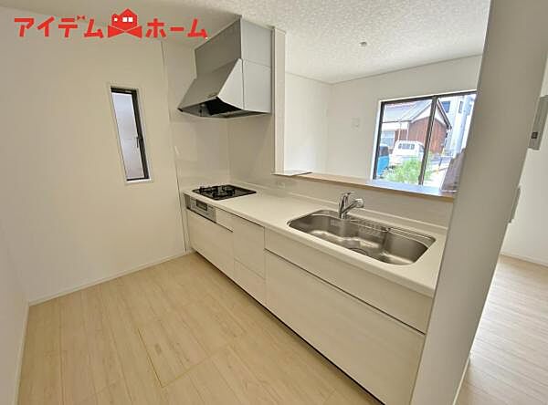 ダイニングを見渡せる、 使い勝手の良いシステムキッチン。