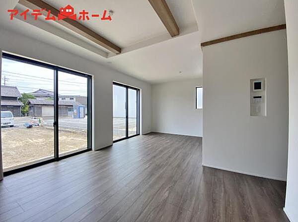 7号棟 大きく開いた窓からは、明るい陽射しが射し込みます。 自然と家族が集まる空間です。