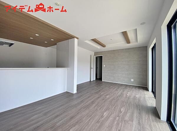 7号棟 広々リビングは、陽当りが良く、部屋いっぱいに 明るい陽光が広がります。