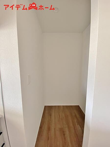 7号棟 キッチンパントリーは調理家電や皿など、すっきりまとめて、空間を広々と使えます。