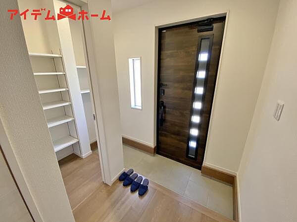 シンプル且つモダンなエントランス＆ホール！ 訪れる人を心地よく迎え入れてくれます。