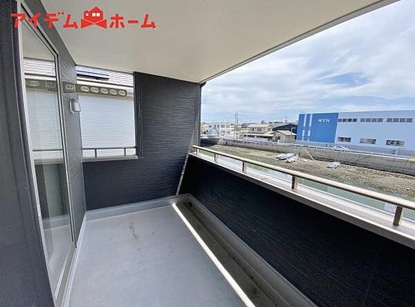 南向きで陽当りの良いバルコニーは、 お洗濯が楽しくなりますね！