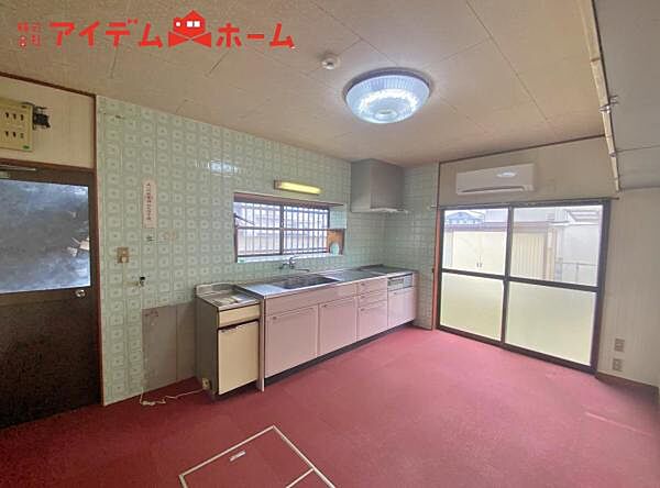 大きく開いた窓からは、明るい陽射しが射し込みます。