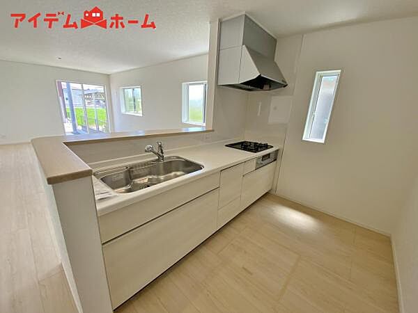 7号棟 ダイニングを見渡せる、 使い勝手の良いシステムキッチン。