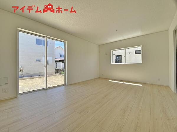 5号棟 大きな窓から心地よい陽射しが室内に行き渡り、 くつろぎの空間が広がります。