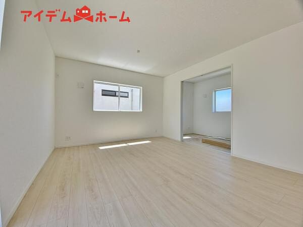 5号棟 大きく開いた窓からは、明るい陽射しが射し込みます。 自然と家族が集まる空間です。